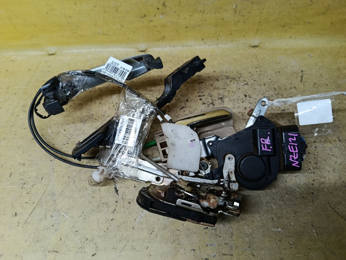 Замок двери на Toyota Allex NZE121 Фото 2