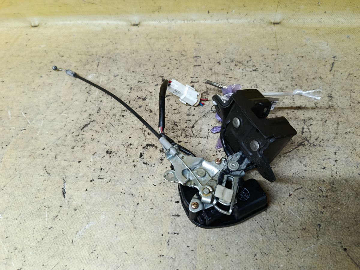 Замок двери на Toyota Allex NZE121 Фото 2