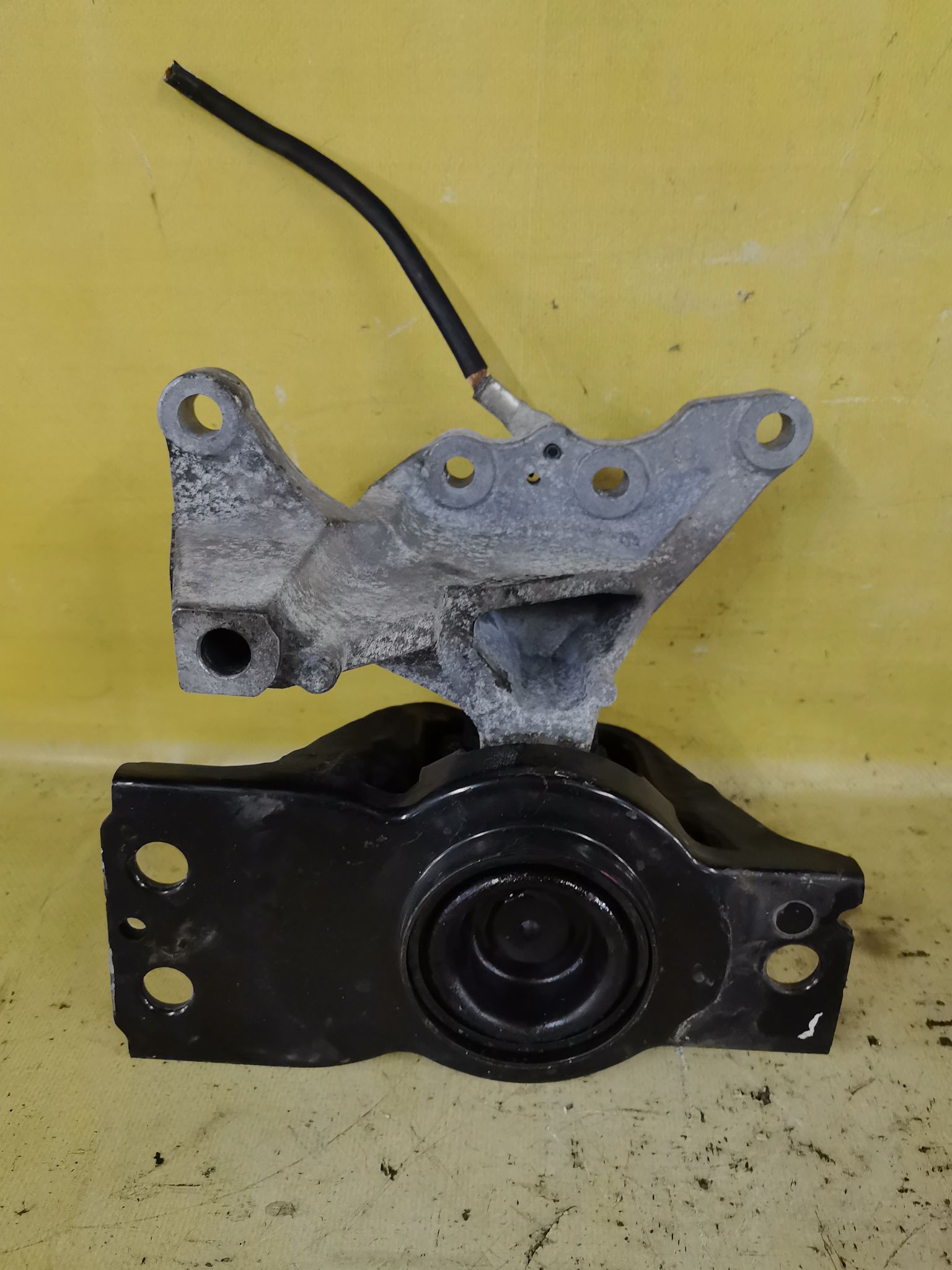 Подушка двигателя на Nissan Serena HC26 MR20DE Фото 2