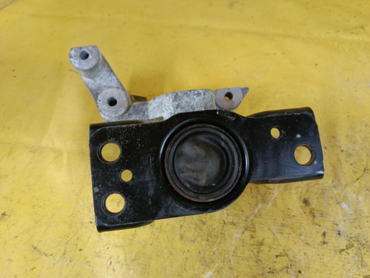 Подушка двигателя на Nissan Note E11 HR15DE Фото 3