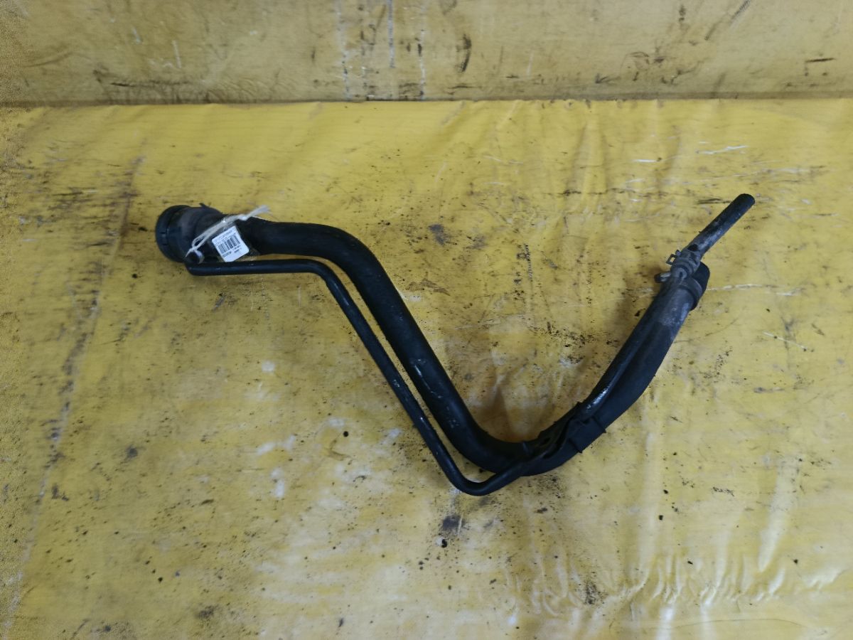 Заливная горловина топливного бака 77201-52050 на Toyota Vitz SCP10 1SZ-FE Фото 2