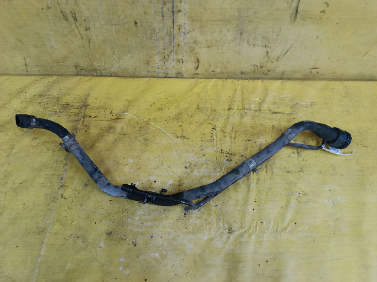 Заливная горловина топливного бака 77201-28240, 77201-28290 на Toyota Noah AZR60G 1AZ-FSE Фото 2