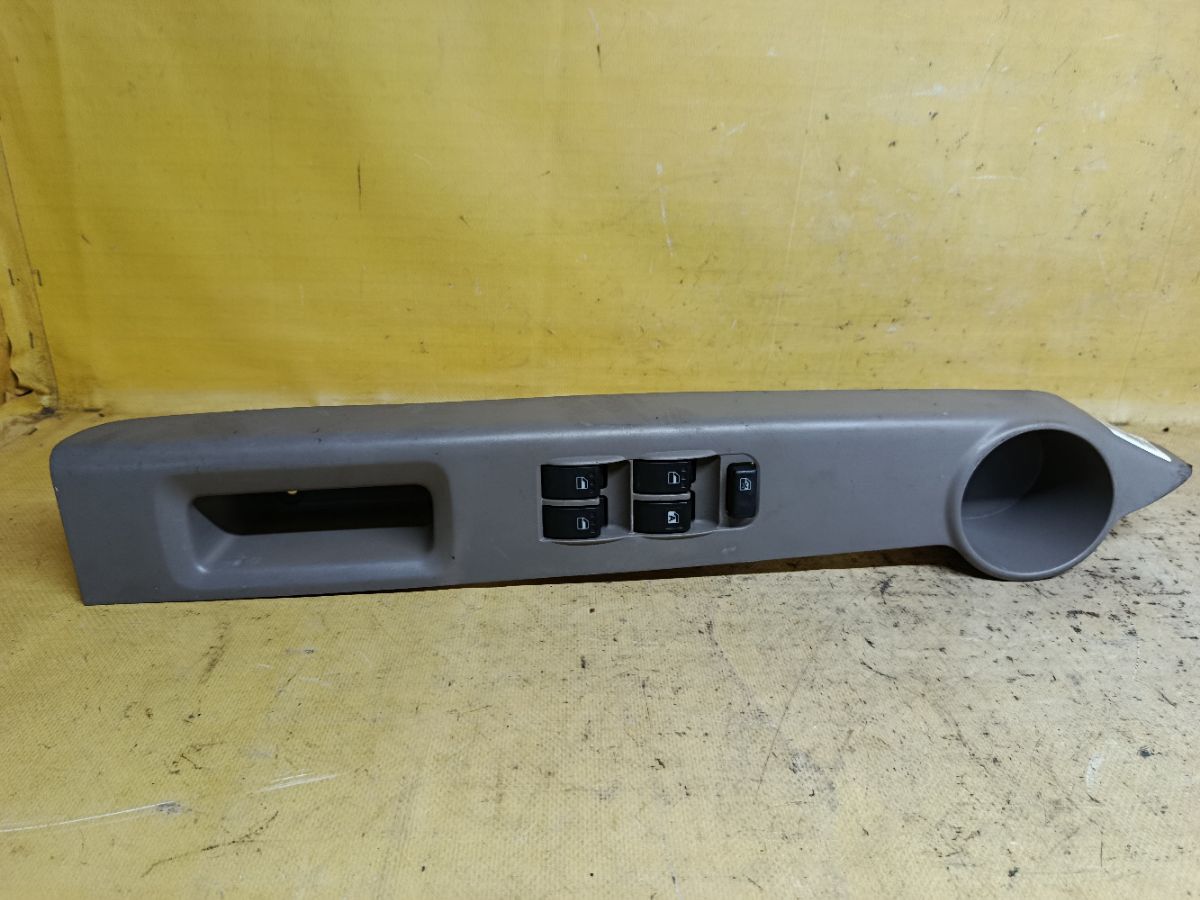 Блок упр-я стеклоподъемниками 84820-B1010 на Toyota Passo KGC10 Фото 3