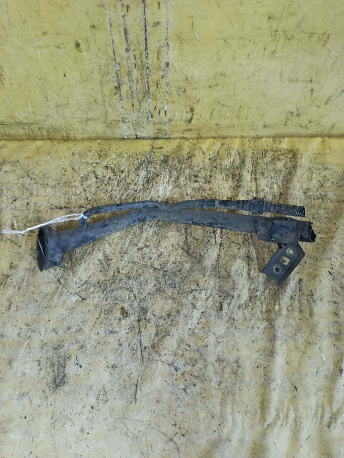 Заливная горловина топливного бака на Nissan March AK12 CR12DE Фото 1