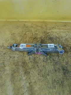 Домкрат на Nissan Sunny FB15