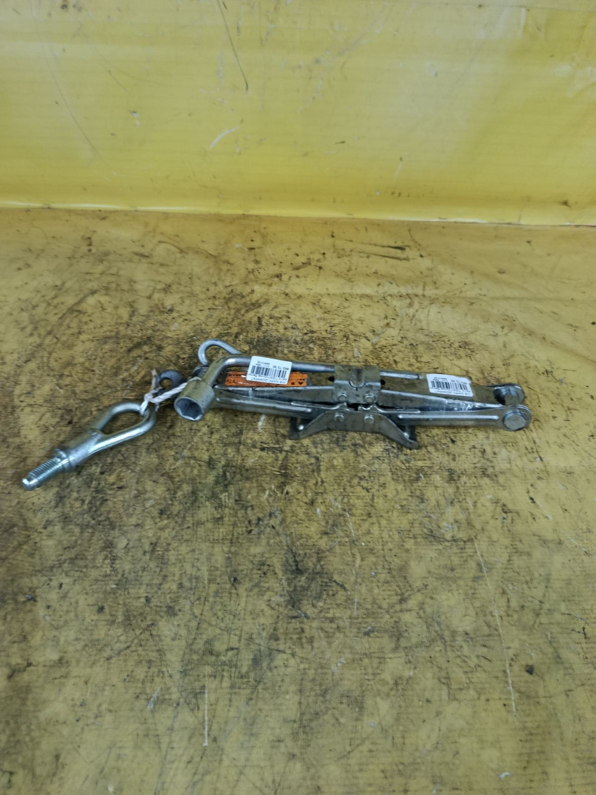 Домкрат на Nissan March AK12 Фото 1