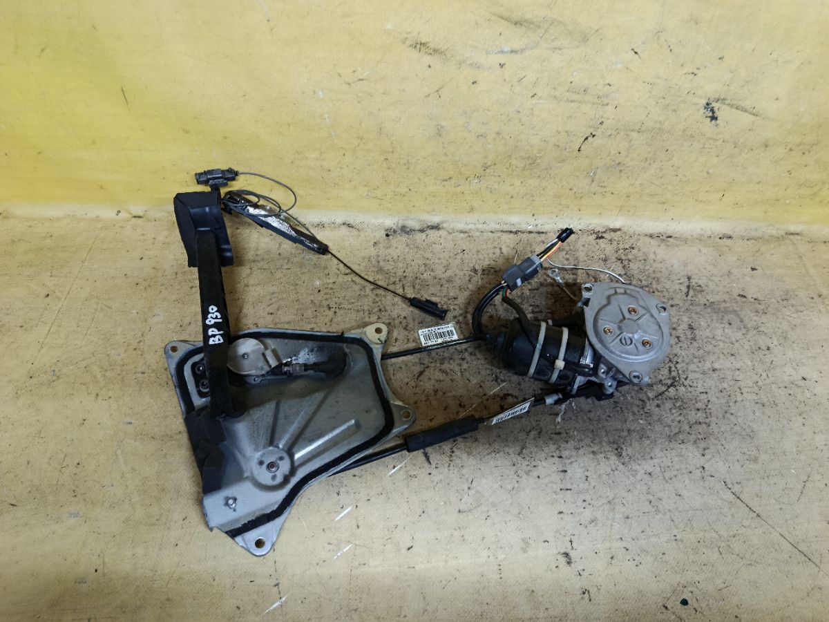 Доводчик двери на Toyota Isis ANM10G Фото 2