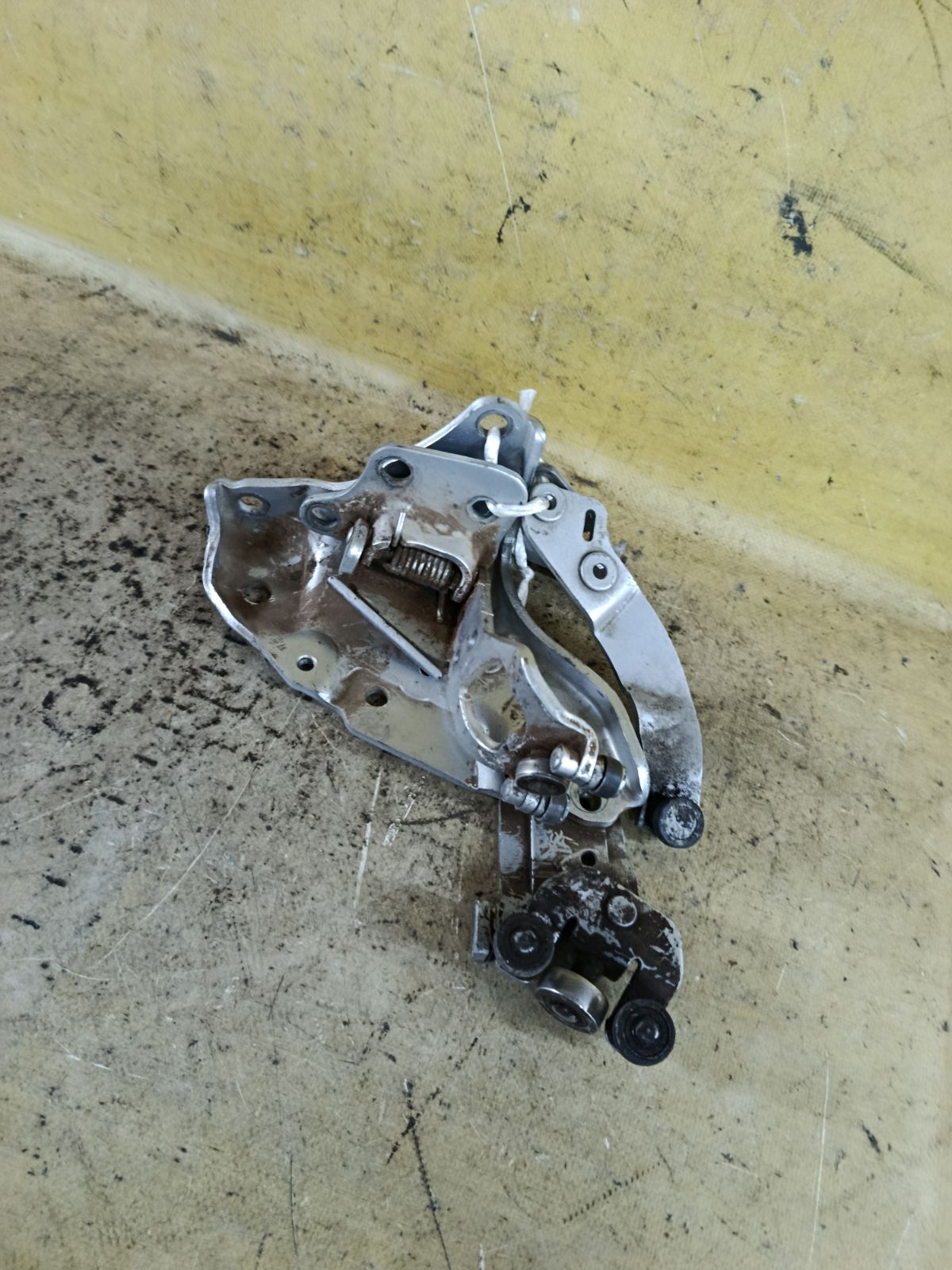 Ролик двери на Toyota Porte NNP10 Фото 1