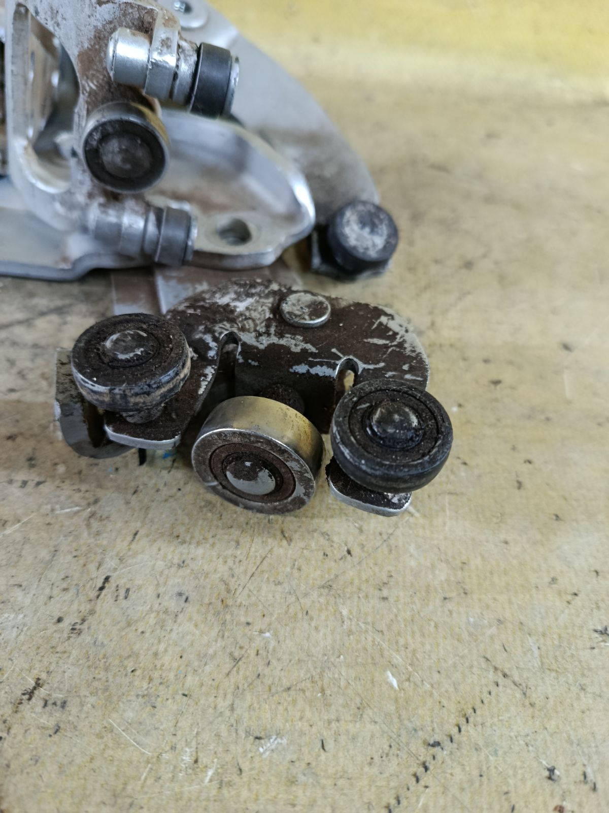 Ролик двери на Toyota Porte NNP10 Фото 2