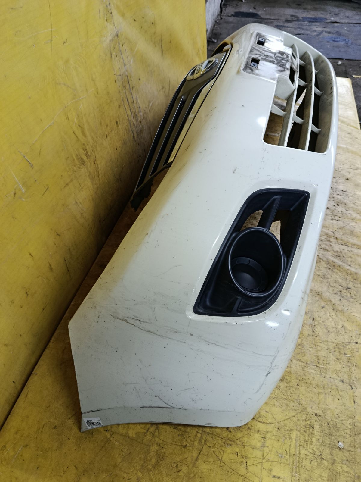 Бампер 62022-8Y20H на Nissan Note E11 Фото 4