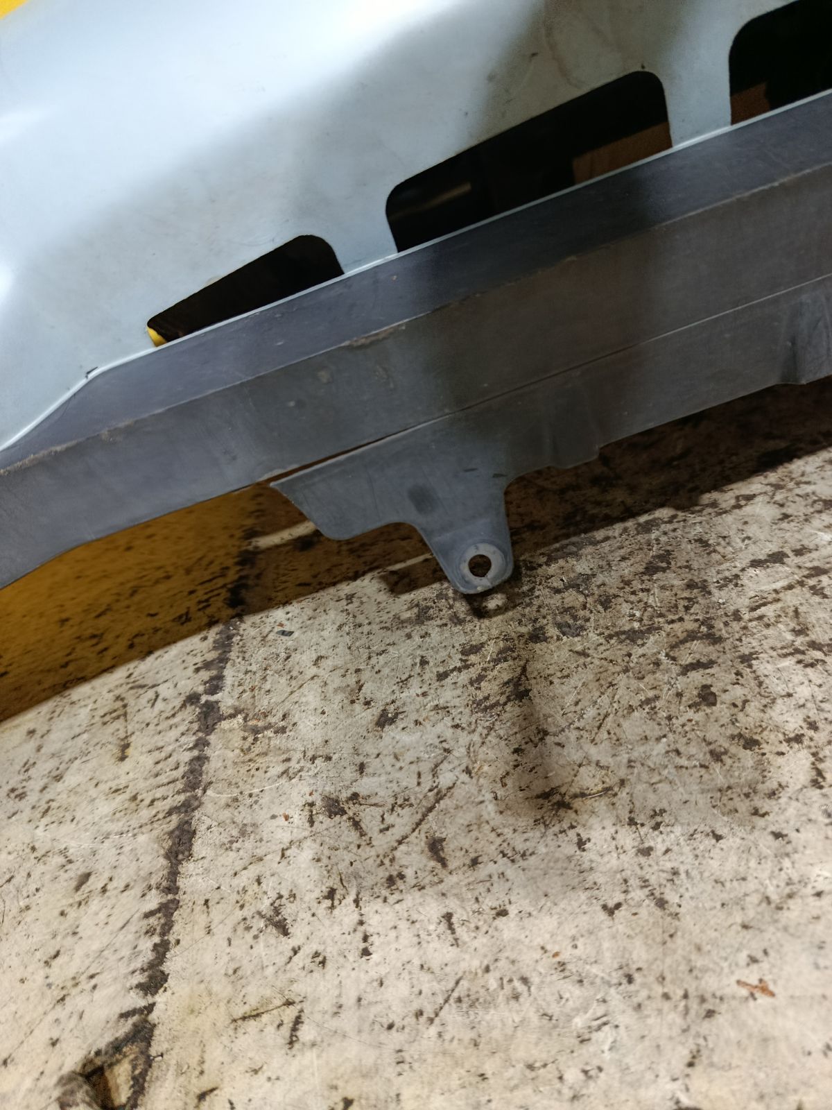 Бампер 62022-3U040 на Nissan Cube BZ11 Фото 8