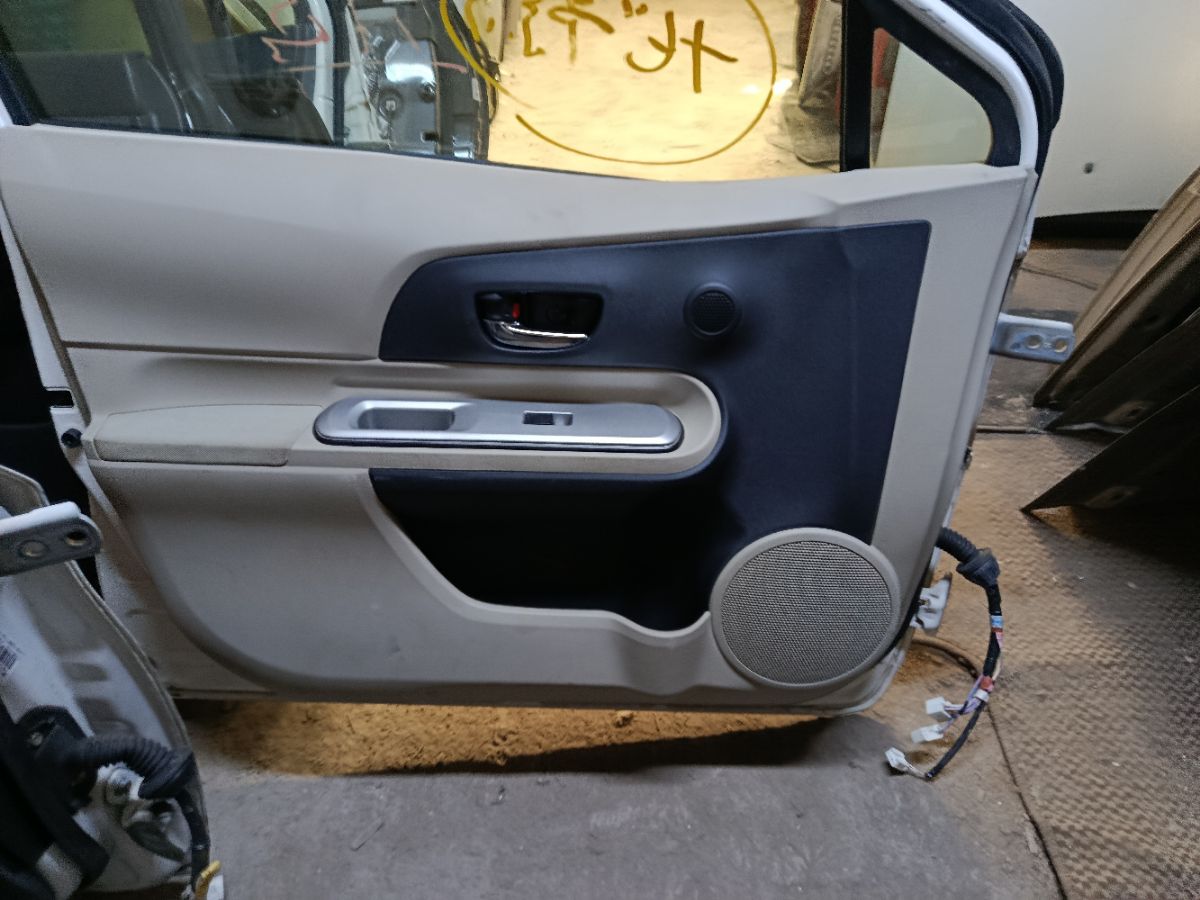 Дверь боковая на Toyota Aqua NHP10 Фото 9