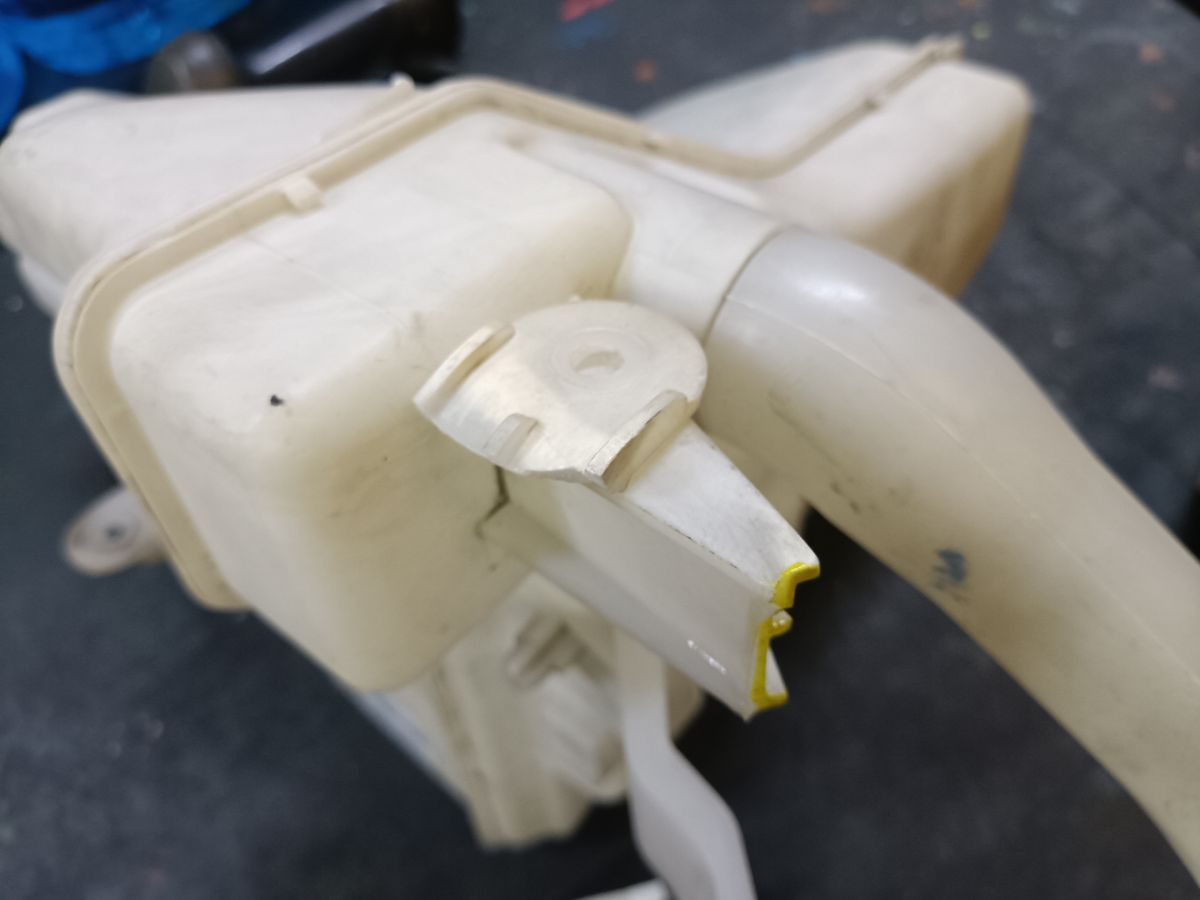 Бачок омывателя 38450-65J00 на Suzuki Escudo TD94W Фото 8