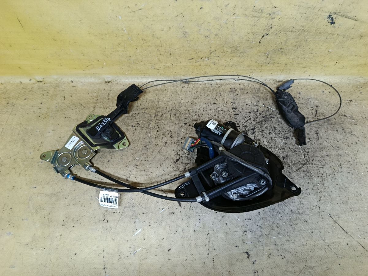 Доводчик двери на Toyota Porte NNP10 Фото 1