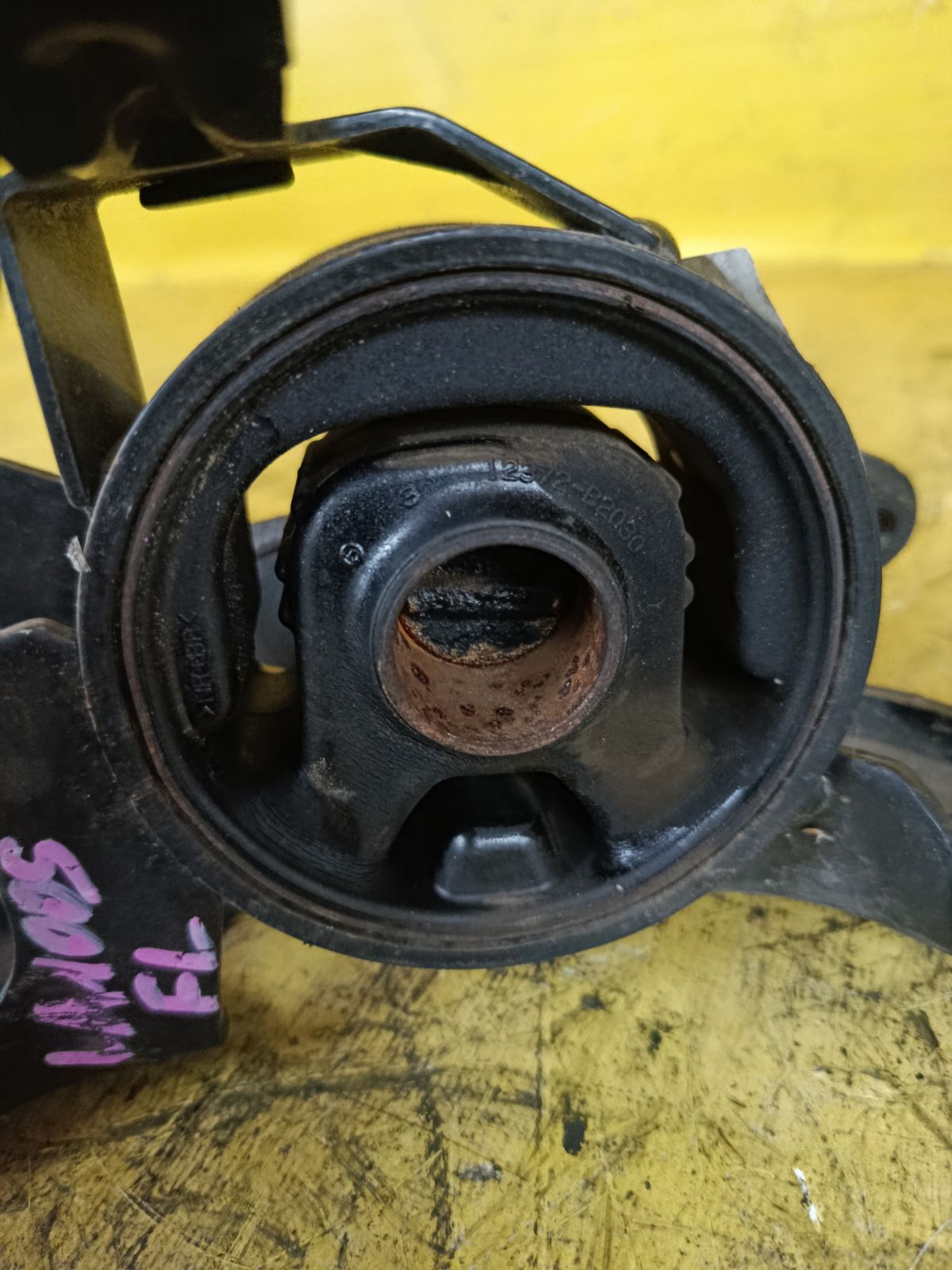 Подушка двигателя на Daihatsu Move LA100S KF-VE Фото 2