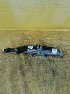 Домкрат на Toyota Aqua NHP10