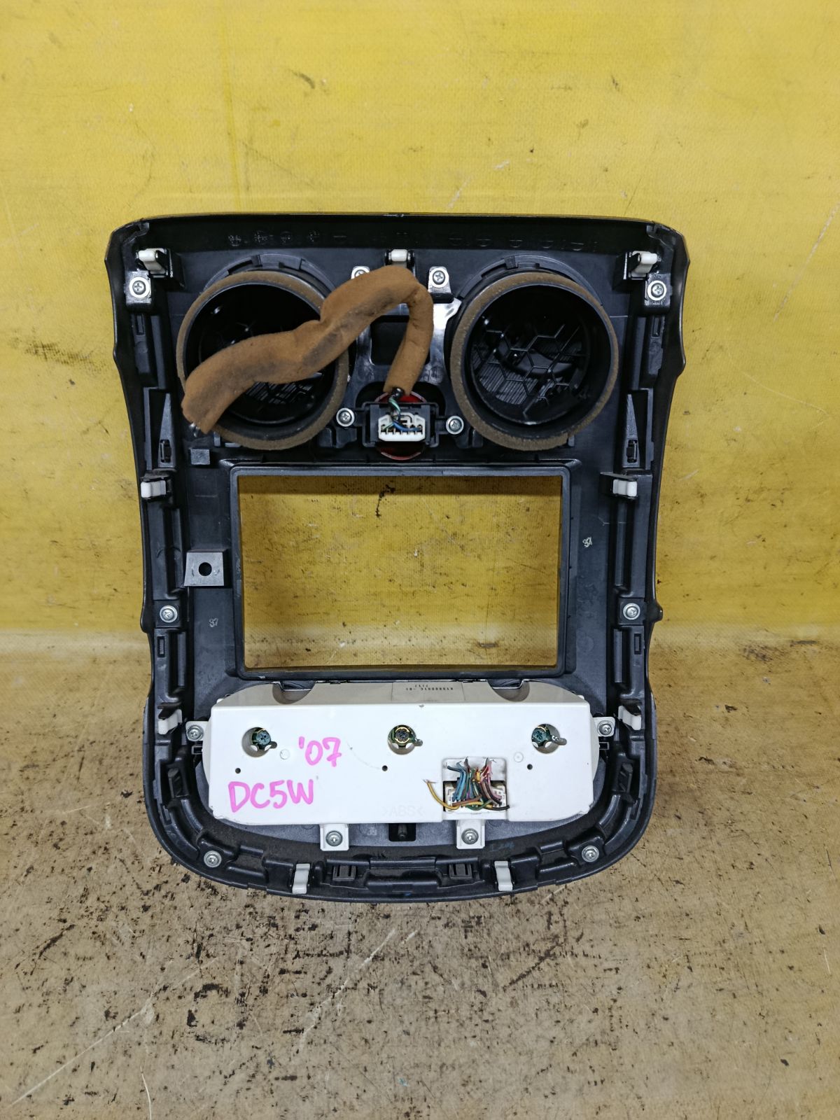 Блок управления климатконтроля на Mazda Verisa DC5W ZY-VE Фото 2