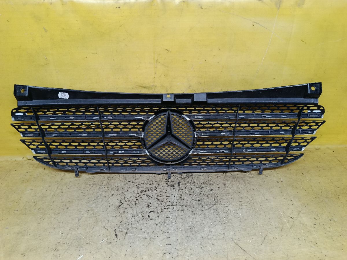 Решетка радиатора A6398800285 на Mercedes-Benz Viano W639.813 Фото 2