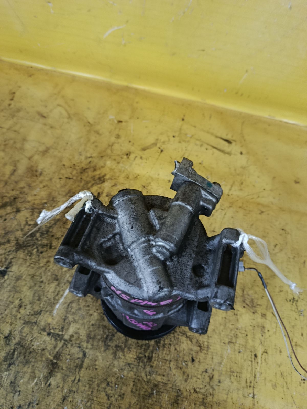 Компрессор кондиционера 447260-4201 на Toyota Porte NSP140 1NR-FE Фото 3