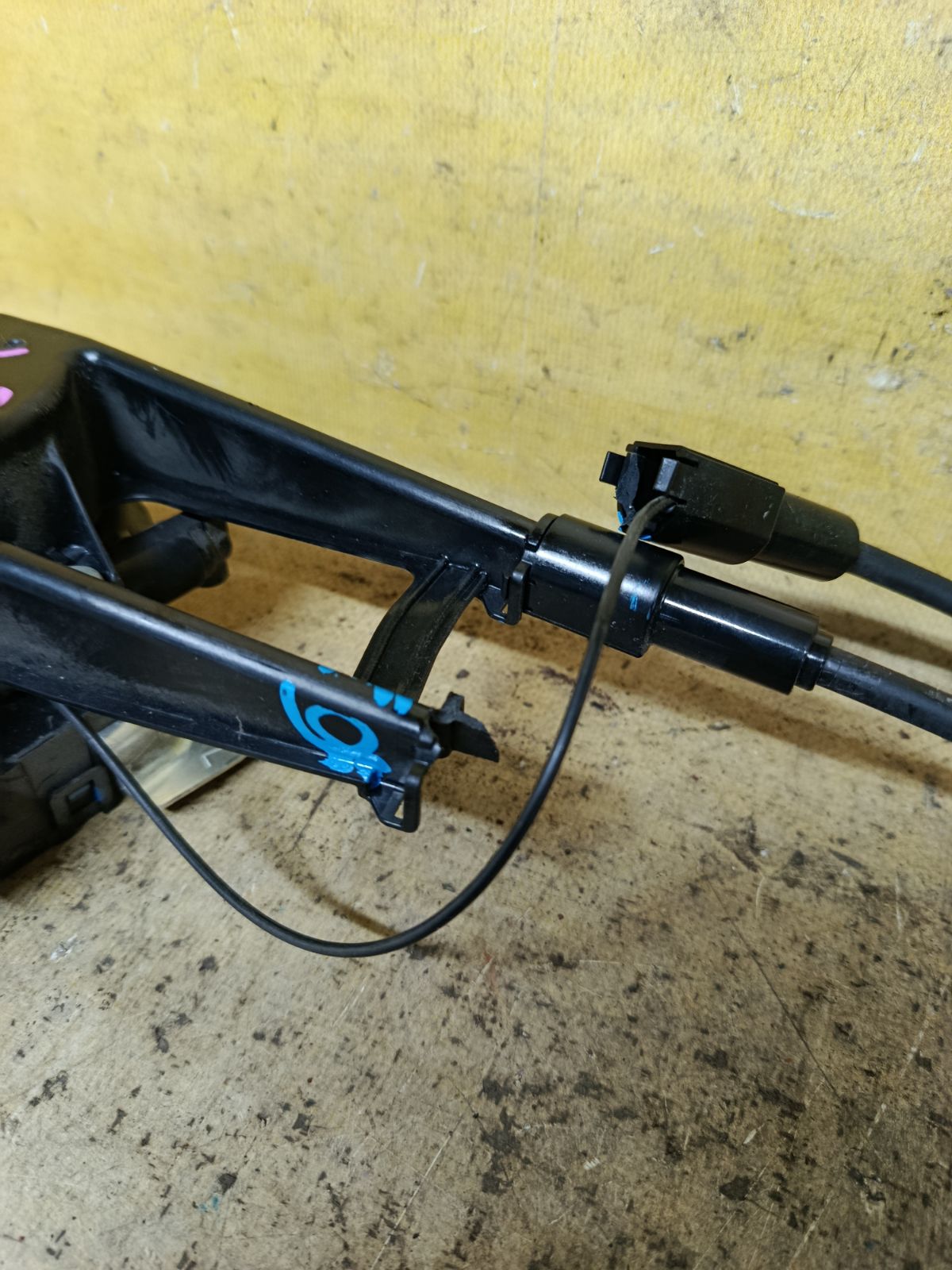 Доводчик двери 426605-10200 на Toyota Porte NSP140 Фото 2