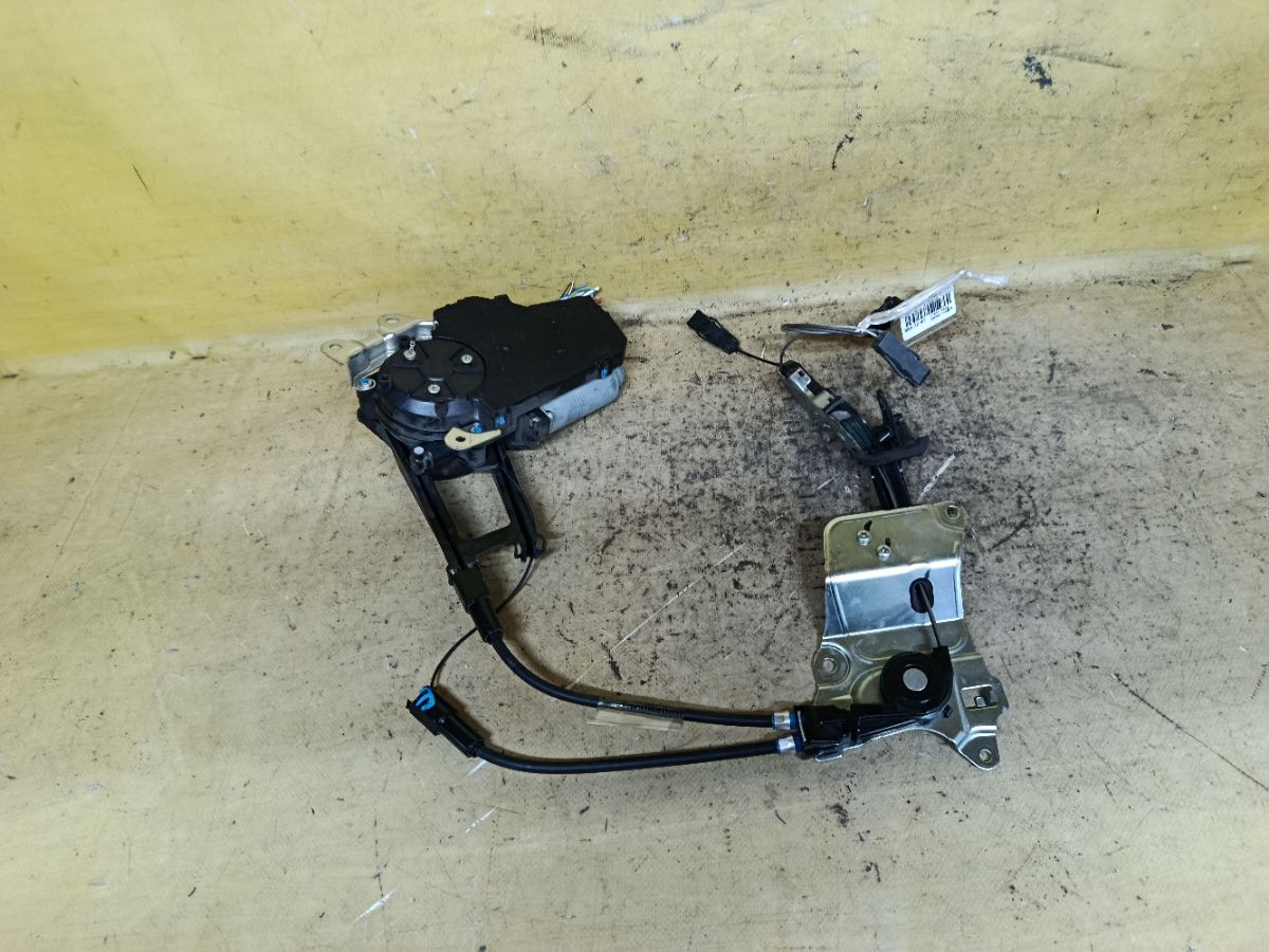 Доводчик двери 426605-10200 на Toyota Porte NSP140 Фото 3