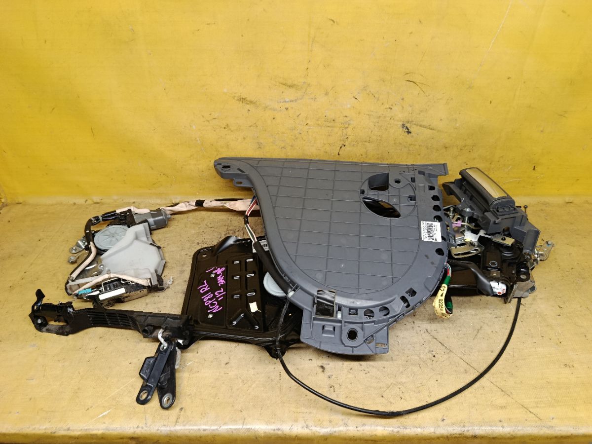 Замок двери на Toyota Sienta NCP81G Фото 1
