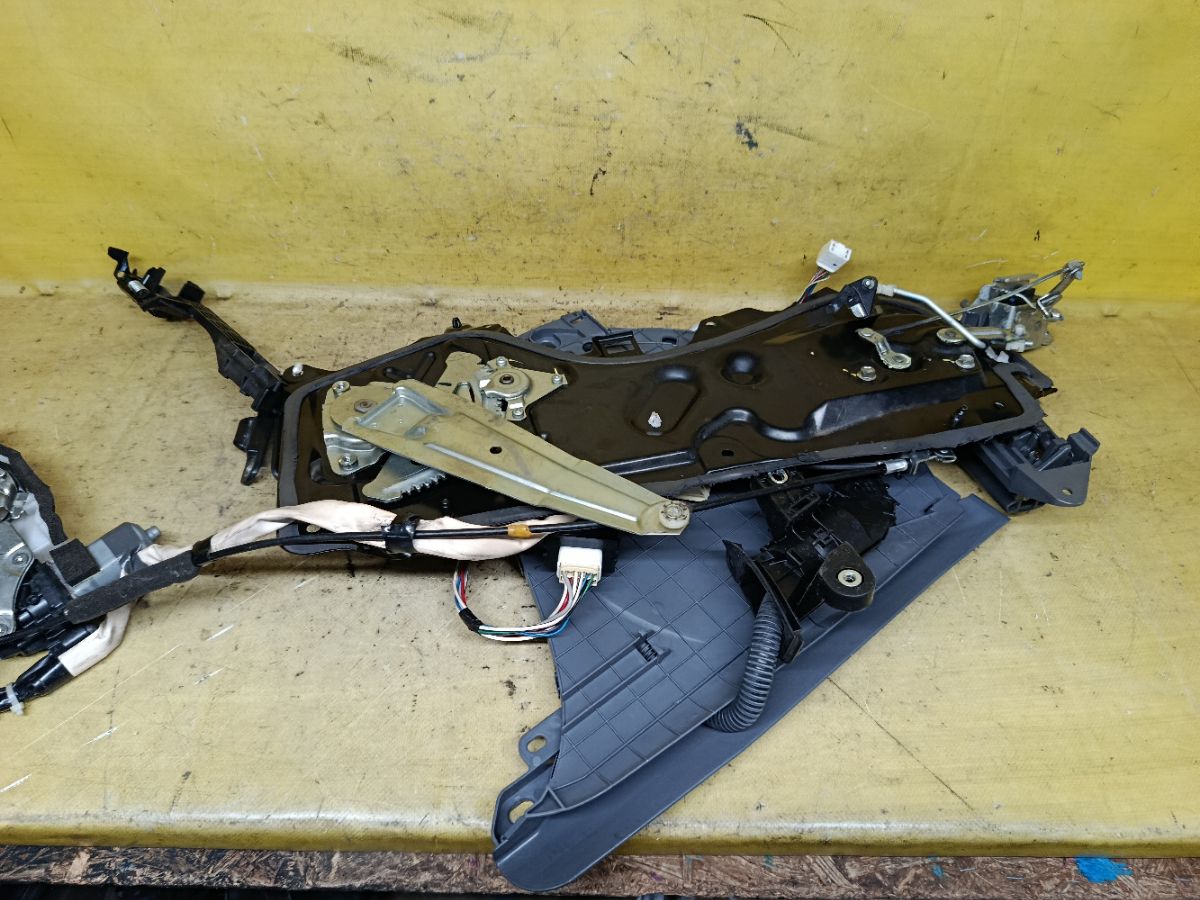 Замок двери на Toyota Sienta NCP81G Фото 6