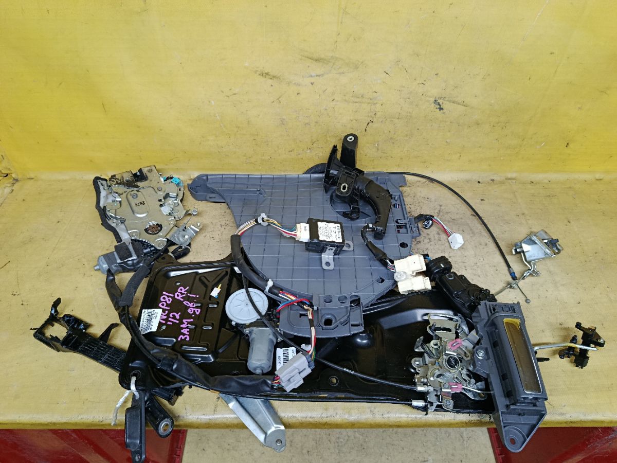 Замок двери на Toyota Sienta NCP81G Фото 1