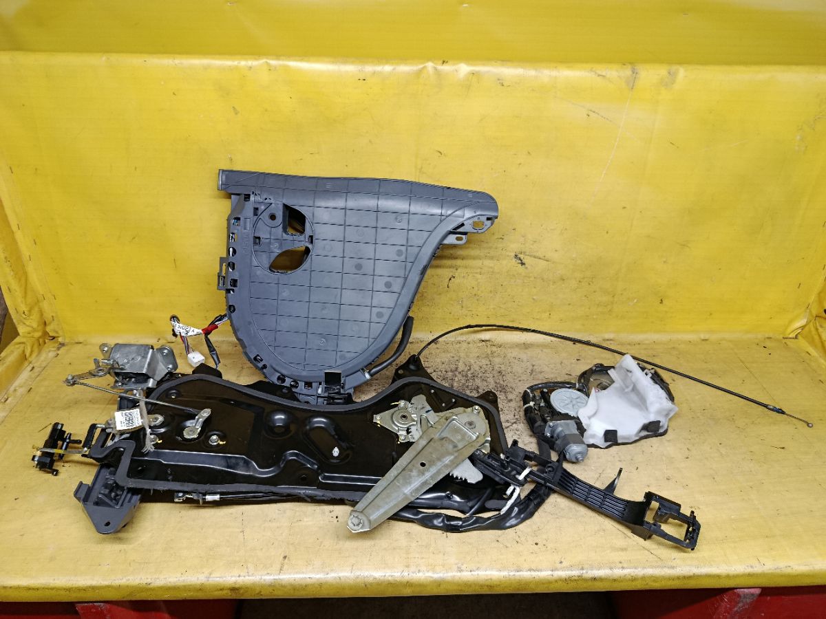 Замок двери на Toyota Sienta NCP81G Фото 2