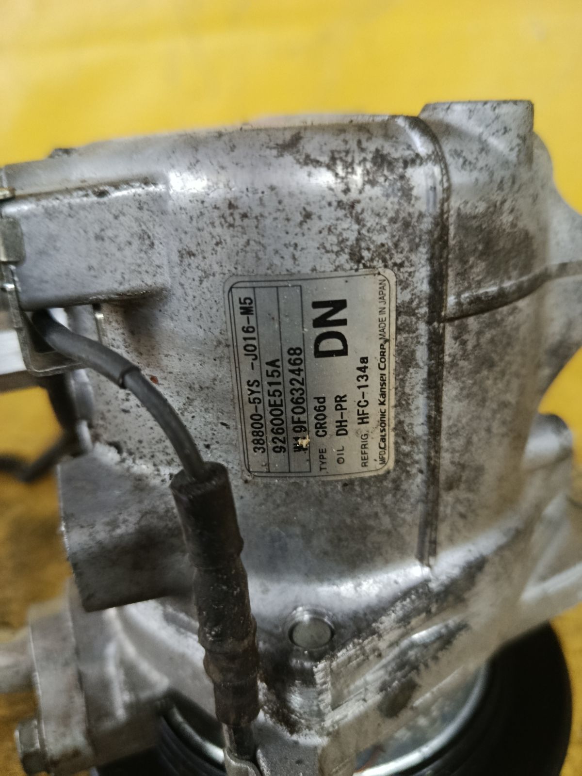 Компрессор кондиционера 38800-5YS-J016-M5 на Honda N-Box JF3 S07B Фото 2