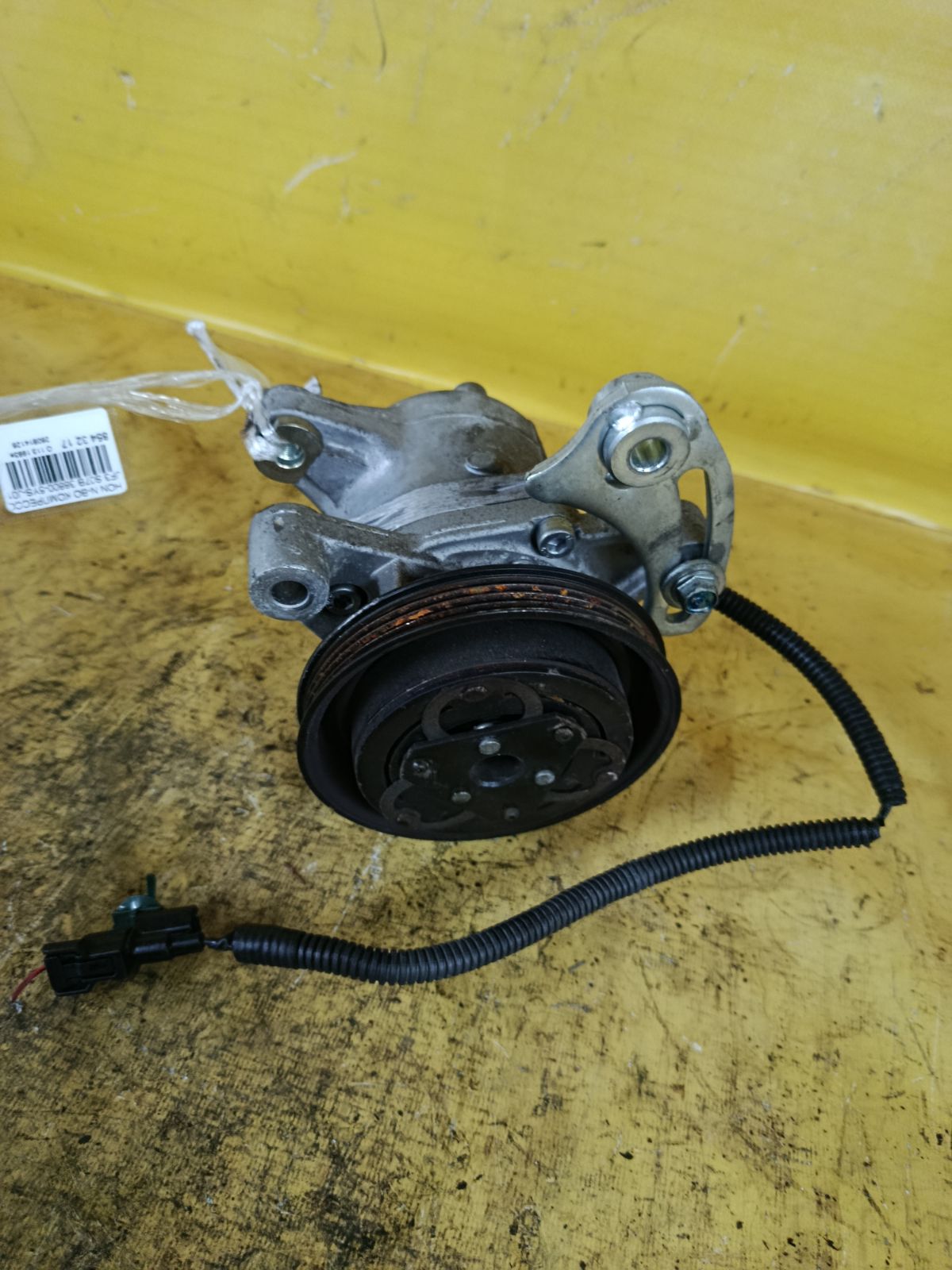Компрессор кондиционера 38800-5YS-J016-M5 на Honda N-Box JF3 S07B Фото 5