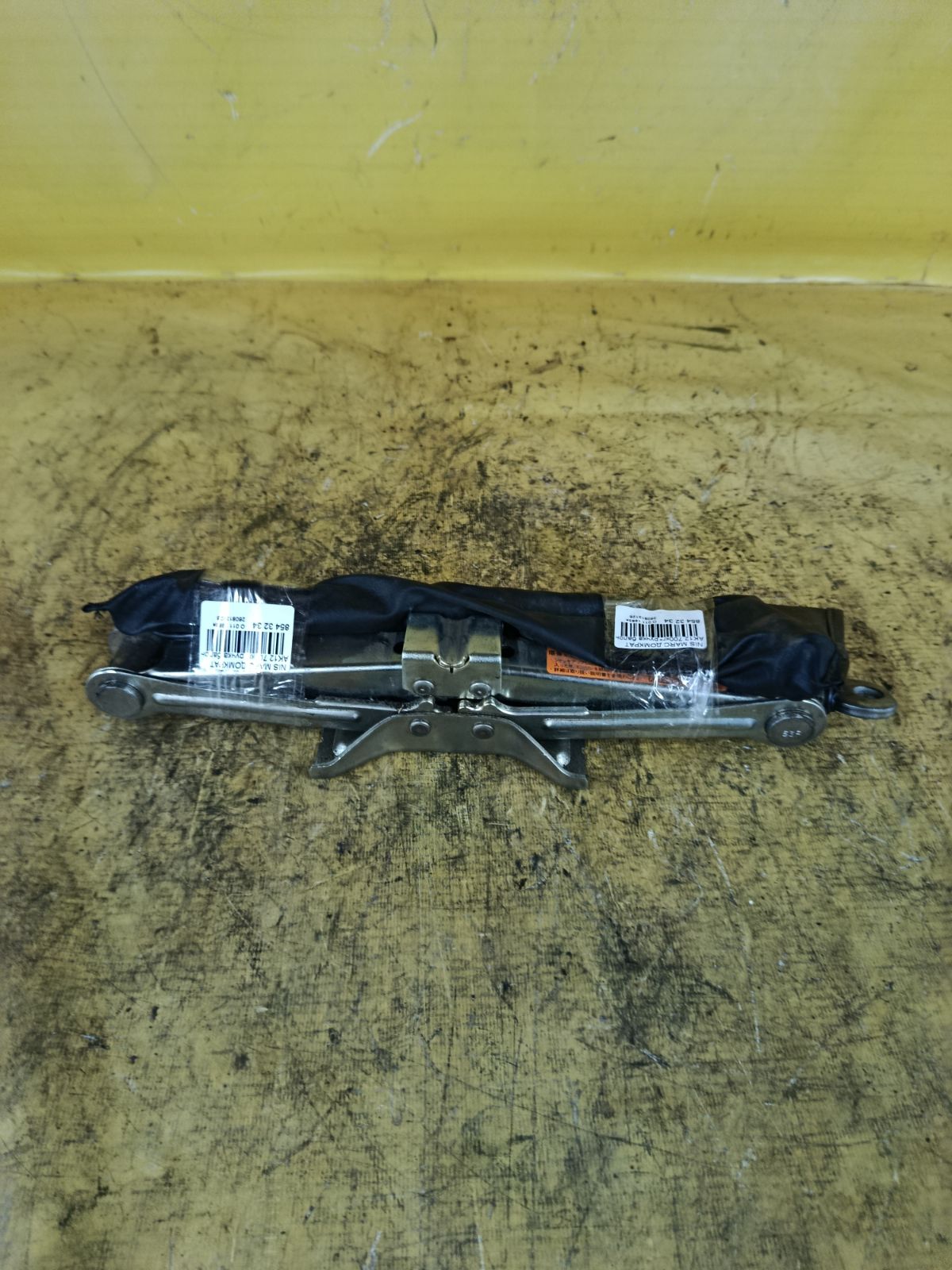 Домкрат на Nissan March AK12 Фото 1