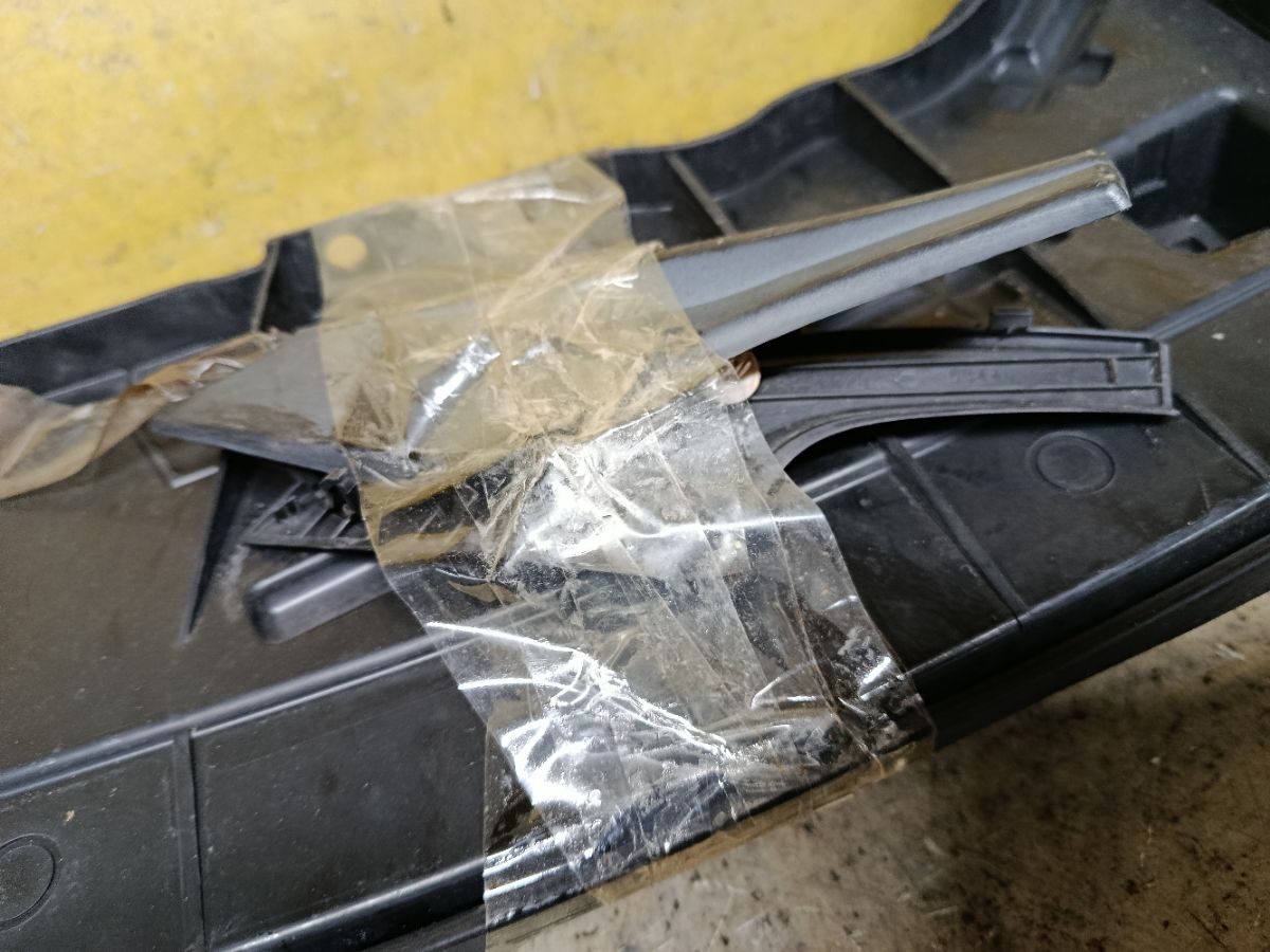 Решетка под лобовое стекло 55781-B2130 на Daihatsu Move LA100S Фото 4