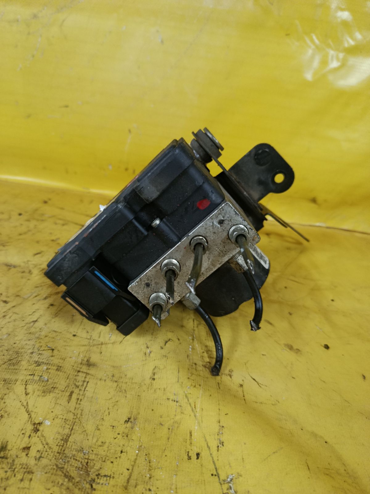 Блок ABS 4S61-2M110-AC на Mazda Verisa DC5W ZY-VE Фото 2