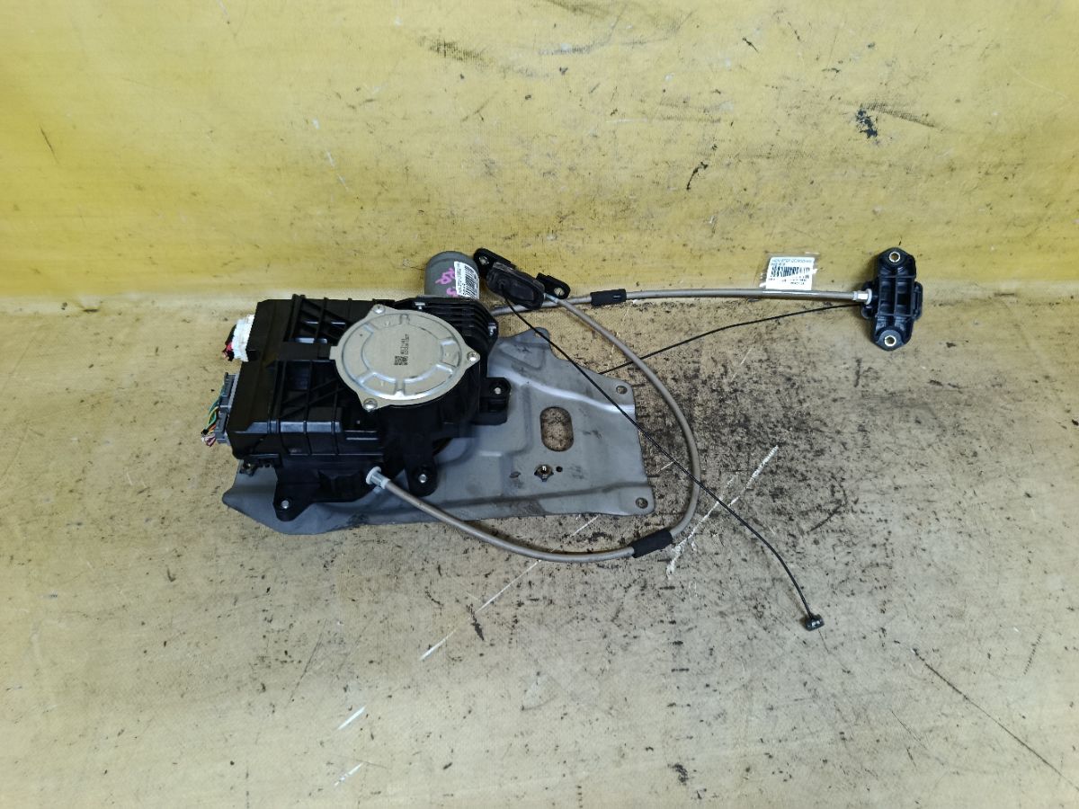 Доводчик двери на Honda Stepwgn RK5 Фото 1