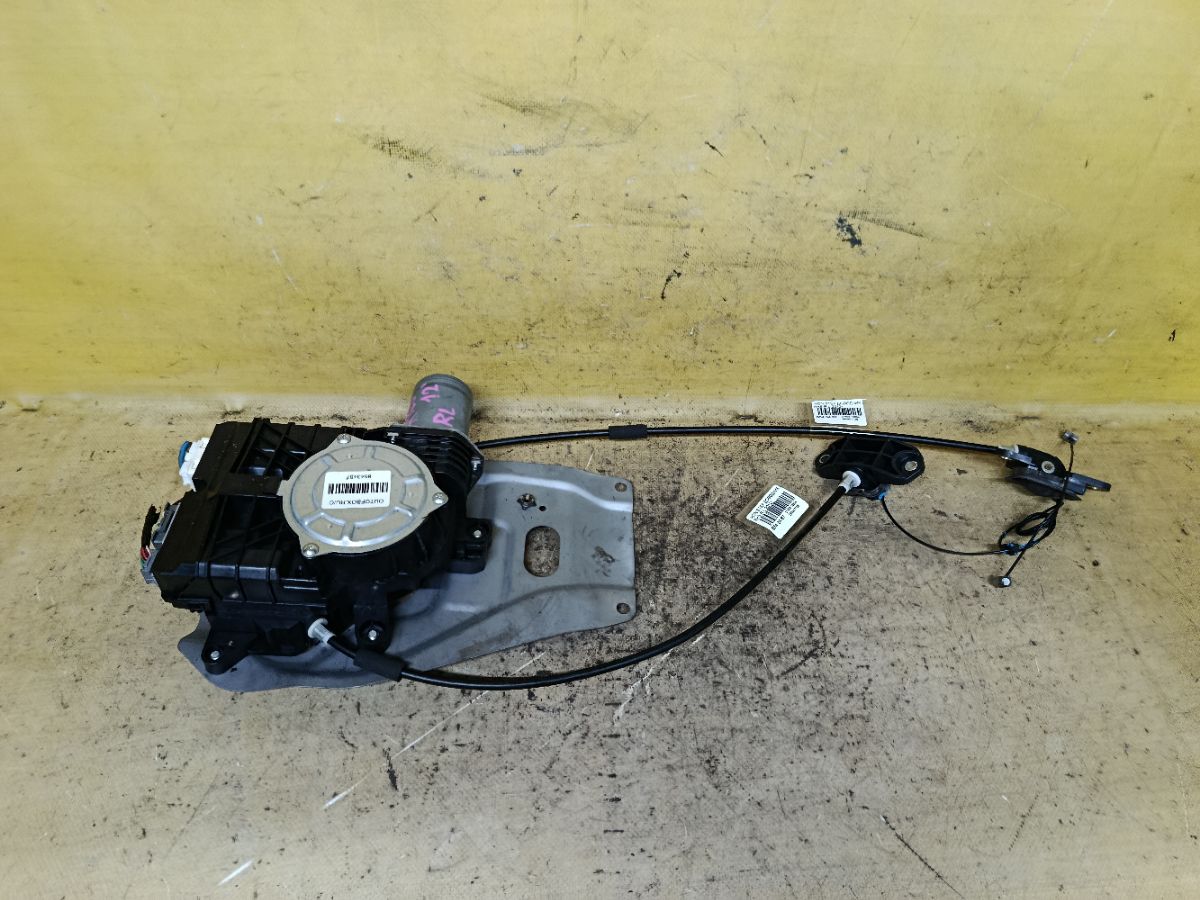 Доводчик двери на Honda Stepwgn RK5 Фото 1