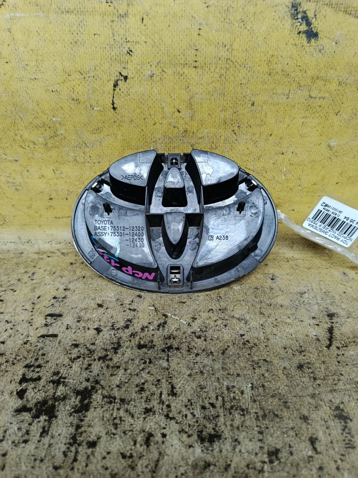 Эмблема 75312-12320 на Toyota Ractis NCP120 1NZ-FE Фото 2