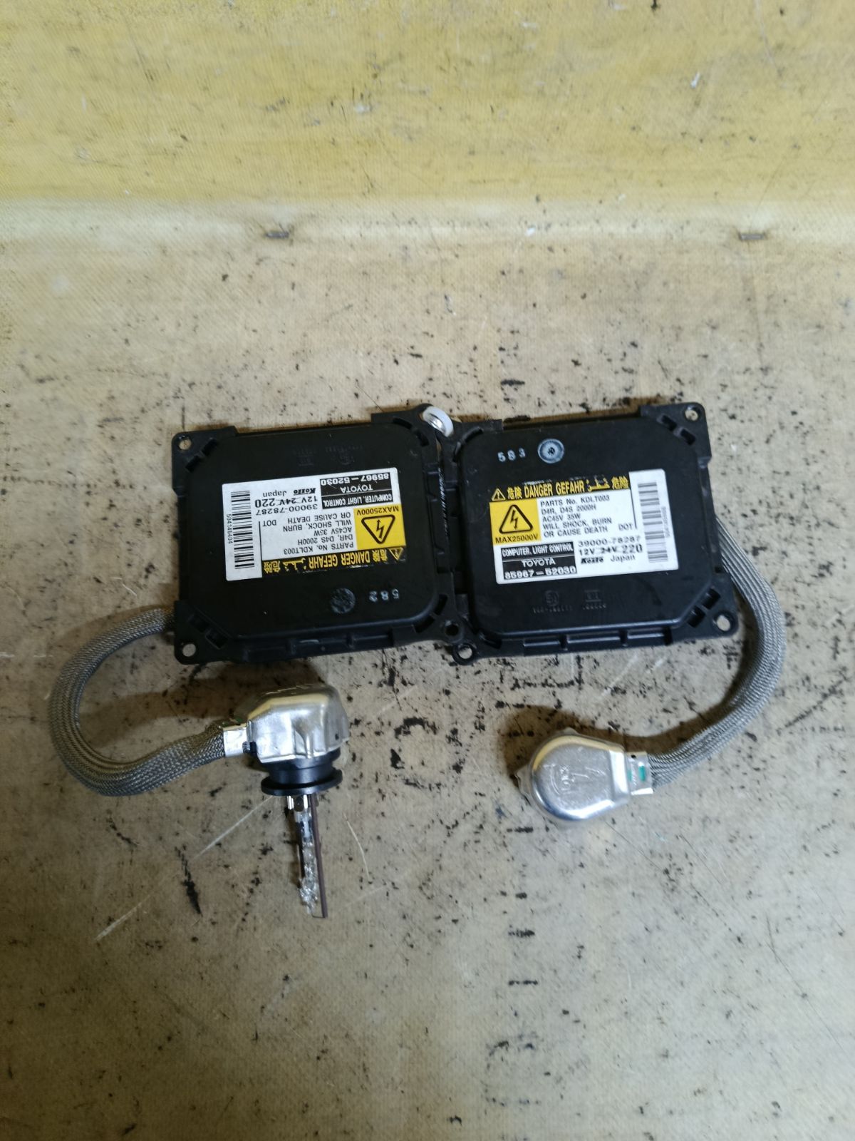 Блок розжига ксенона 85967-52030 на Toyota Voxy AZR60G Фото 1