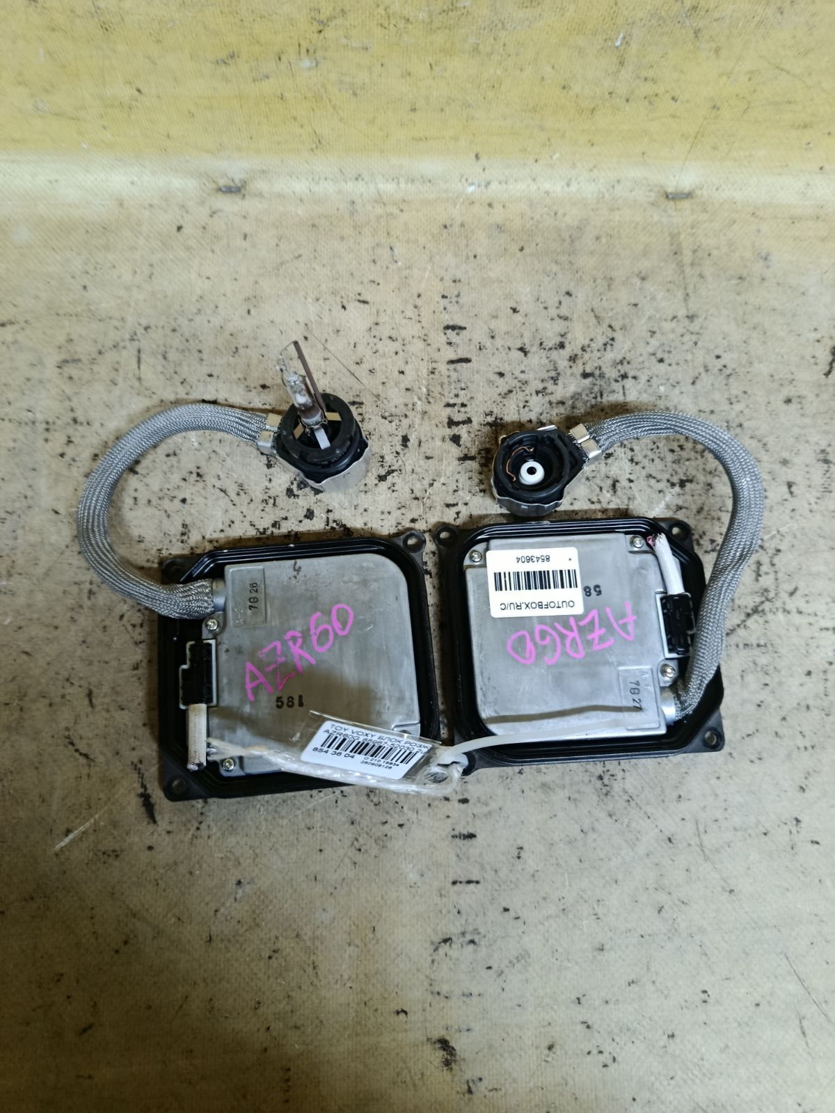Блок розжига ксенона 85967-52030 на Toyota Voxy AZR60G Фото 2