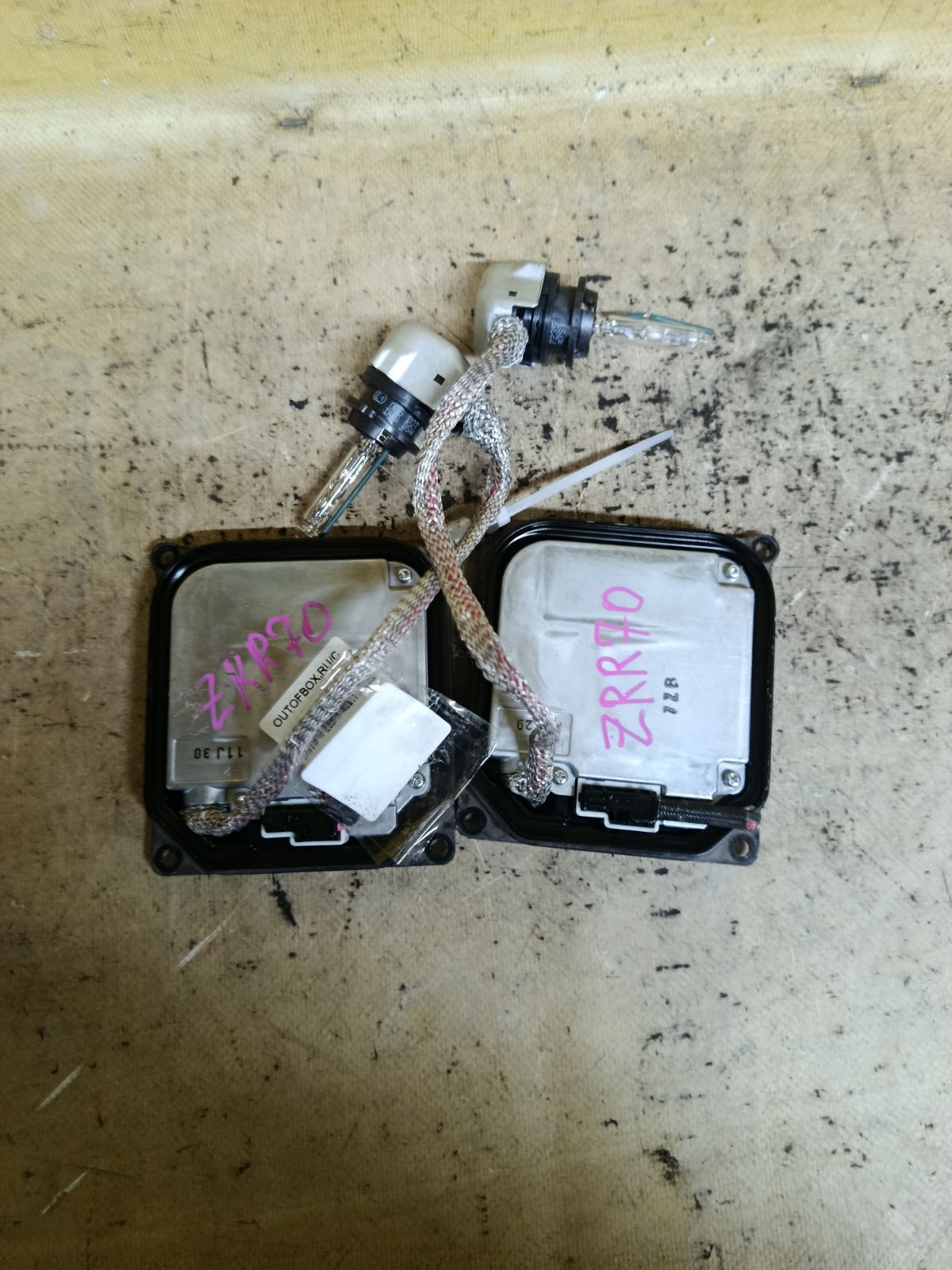Блок розжига ксенона 85967-20010 на Toyota Voxy ZRR70G Фото 2