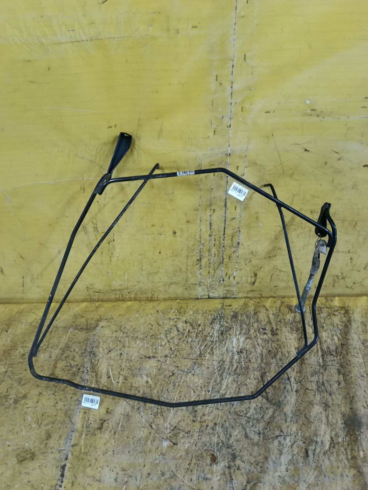 Крепление запасного колеса на Toyota Voxy AZR60G Фото 1