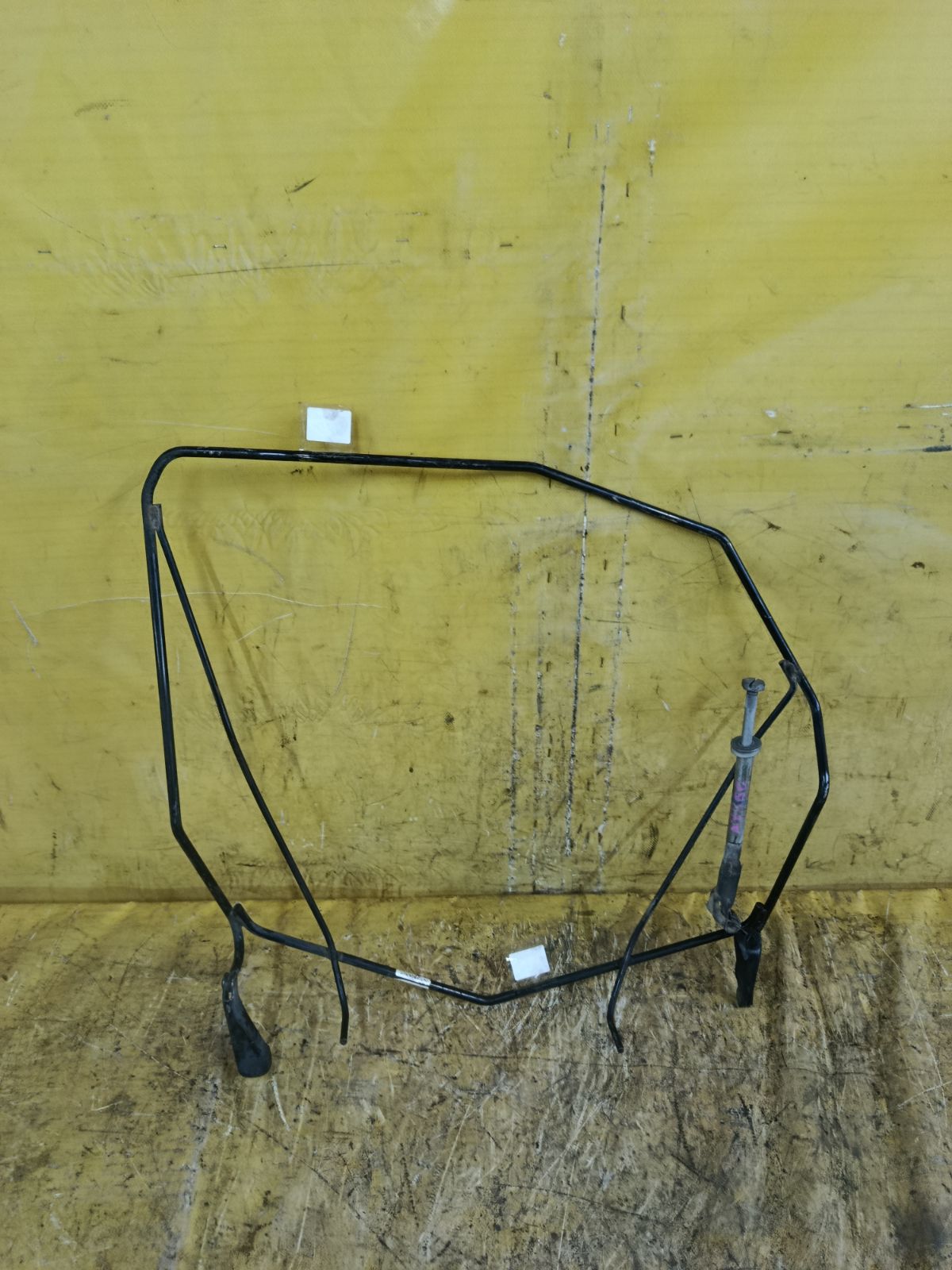Крепление запасного колеса на Toyota Voxy AZR60G Фото 2