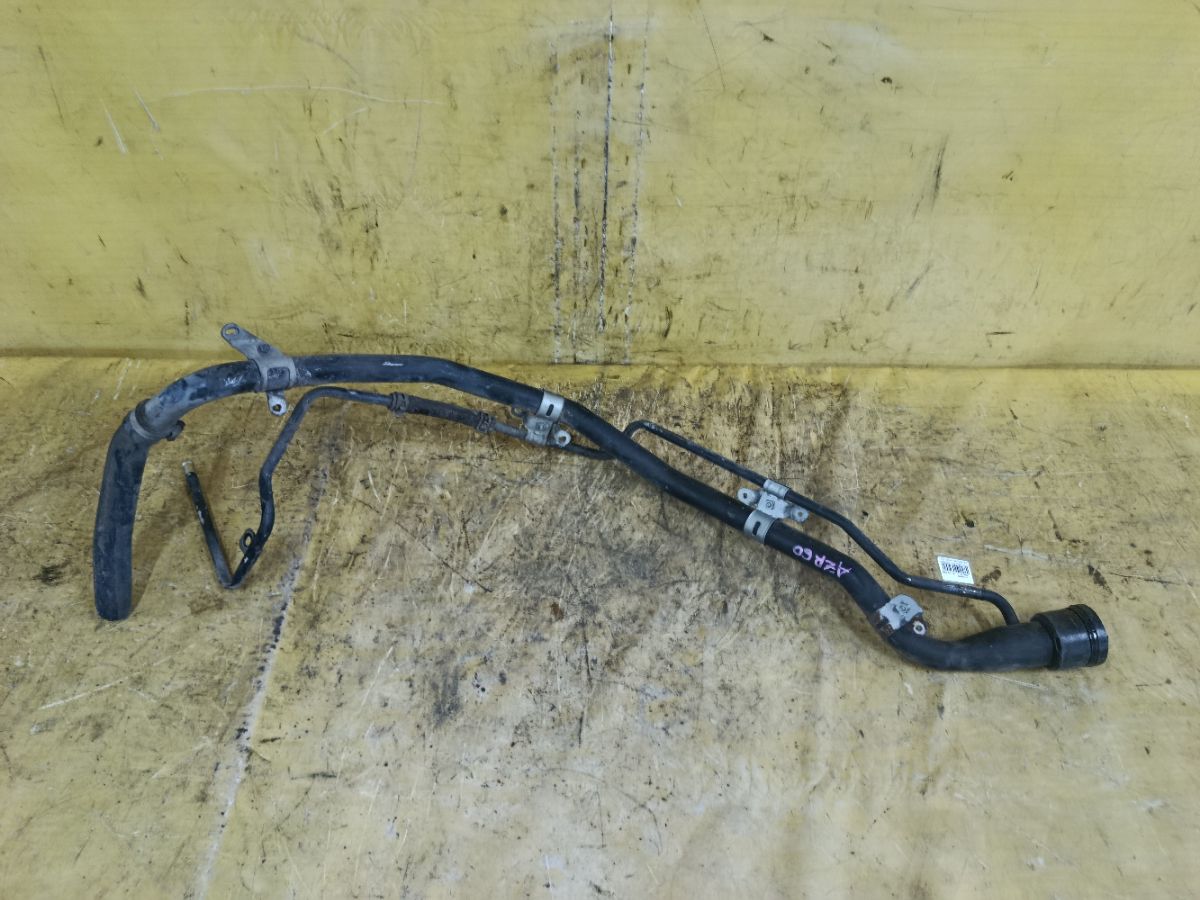 Заливная горловина топливного бака 77201-28240, 77201-28290 на Toyota Noah AZR60G 1AZ-FSE Фото 1