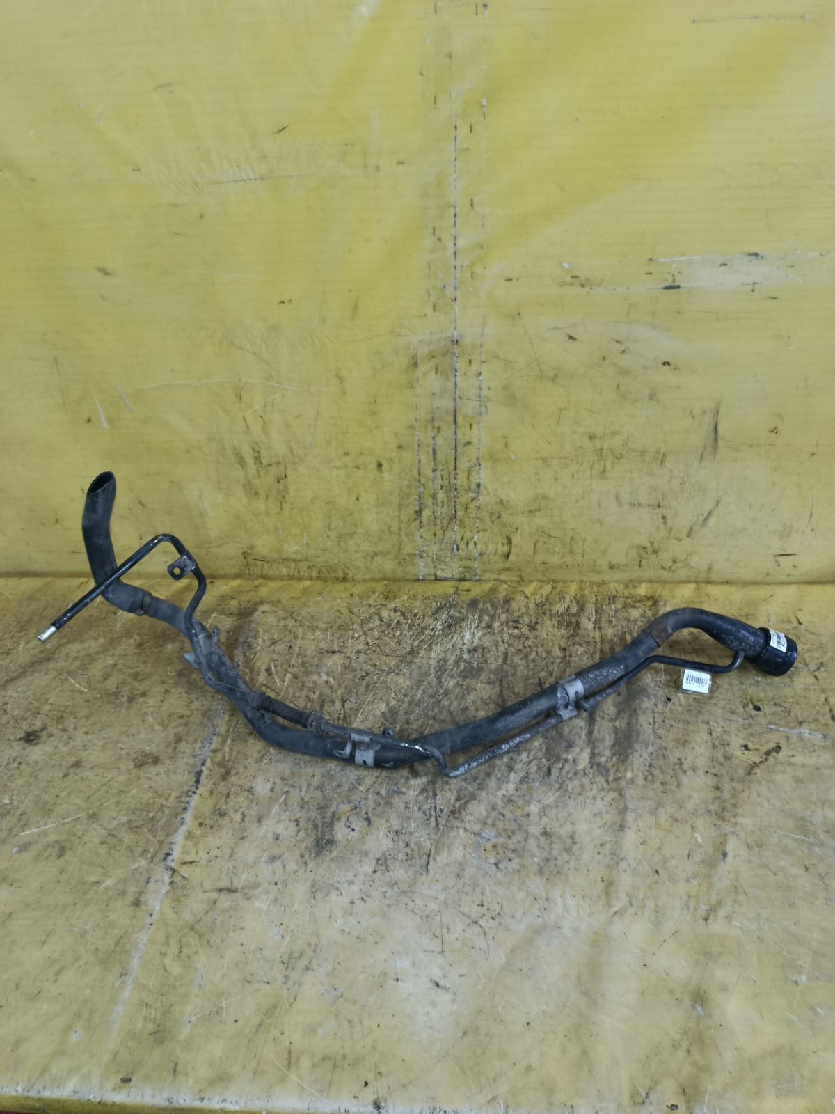 Заливная горловина топливного бака 77201-28240, 77201-28290 на Toyota Noah AZR60G 1AZ-FSE Фото 2