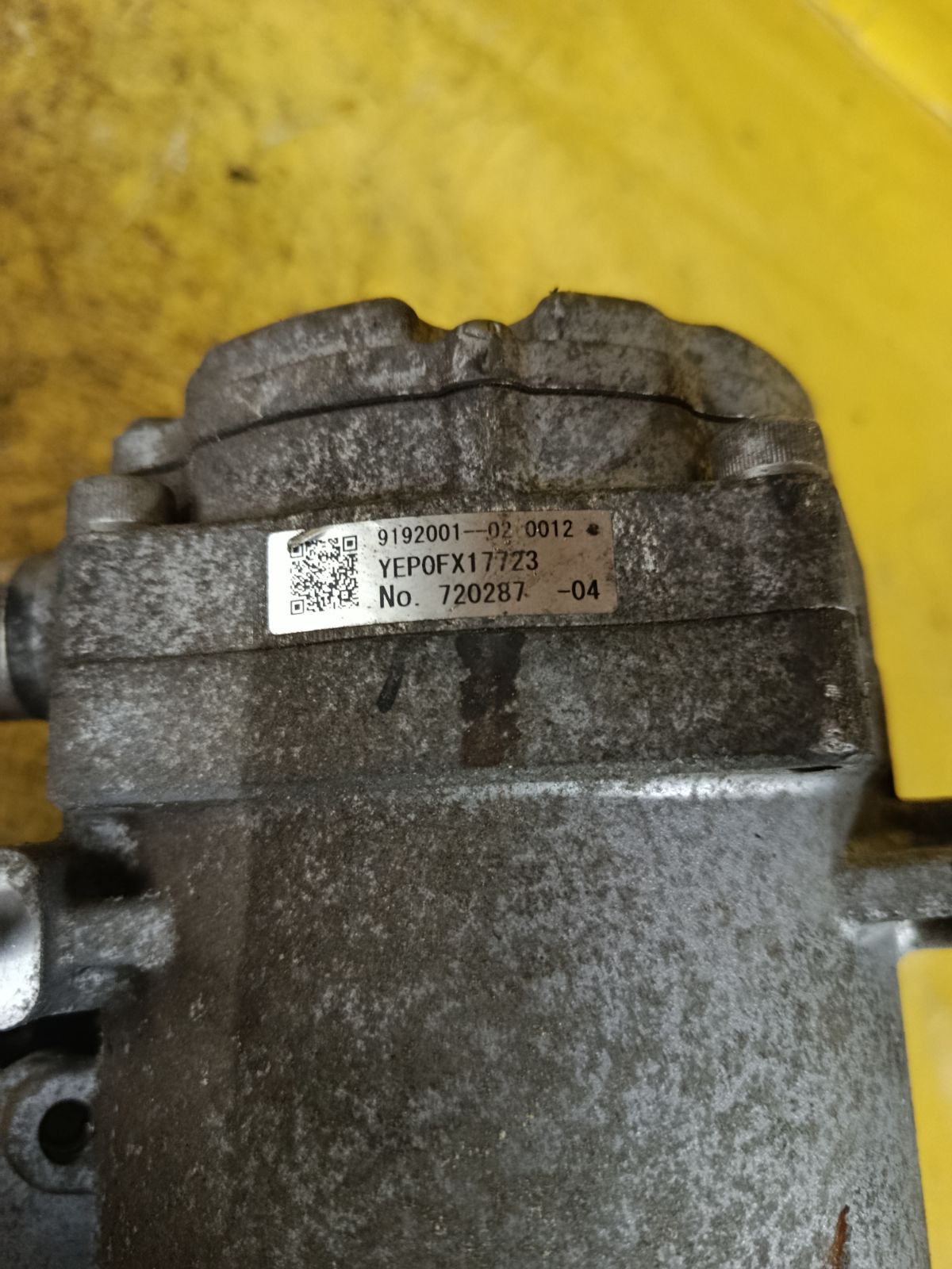 Компрессор кондиционера 92600-3NG0A на Nissan Leaf AZE0 EM57 Фото 4