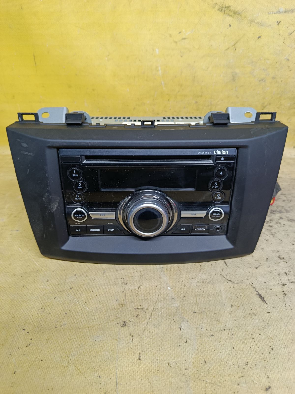 Автомагнитофон CLARION CX211BK на Mazda Axela BL5FW Фото 1