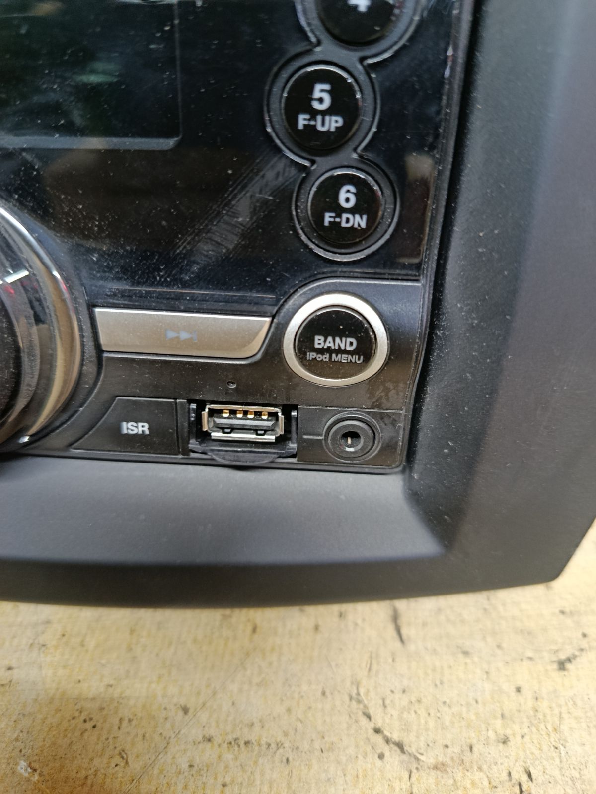 Автомагнитофон CLARION CX211BK на Mazda Axela BL5FW Фото 3