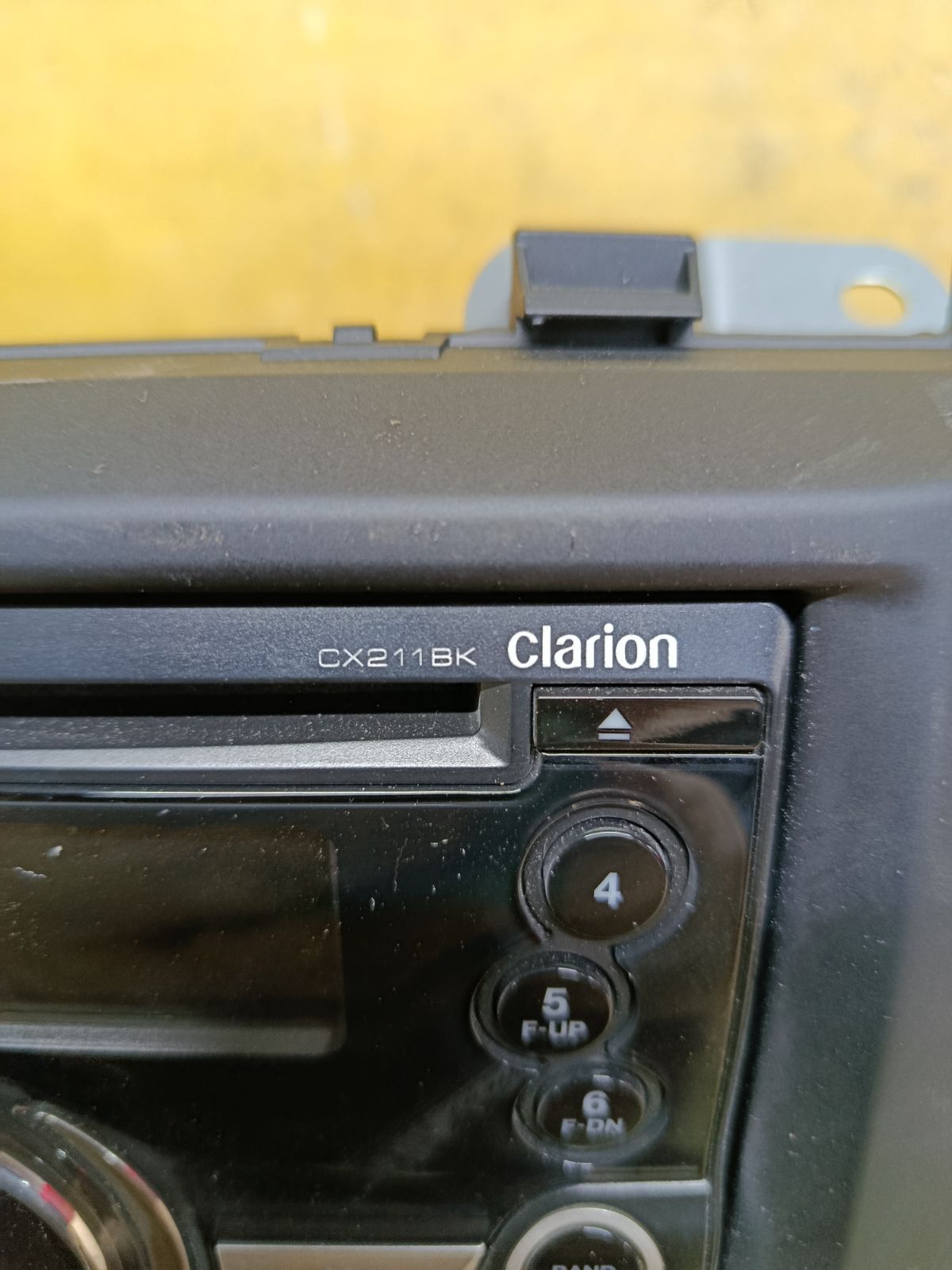 Автомагнитофон CLARION CX211BK на Mazda Axela BL5FW Фото 4