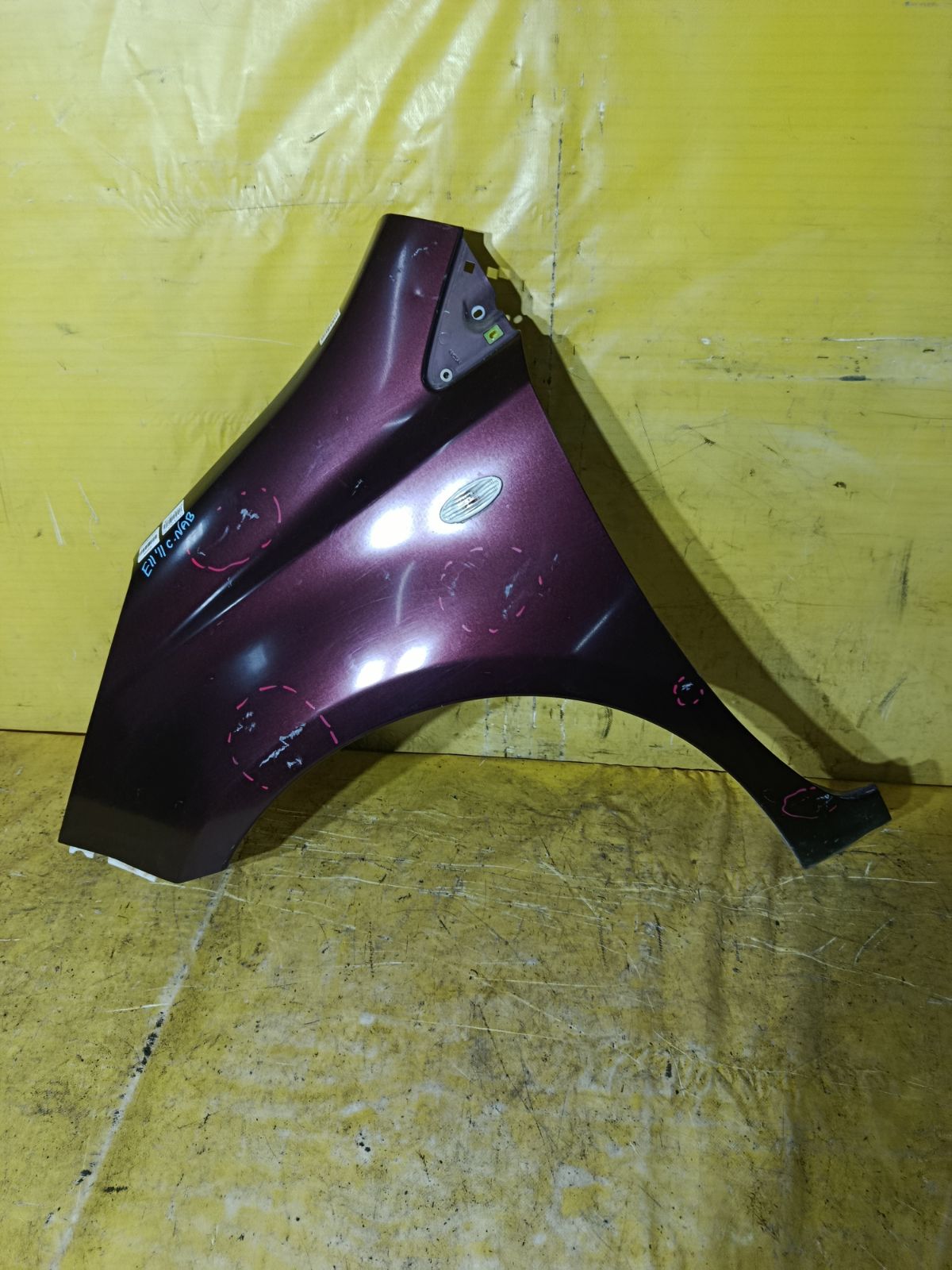 Крыло переднее на Nissan Note E11 Фото 1
