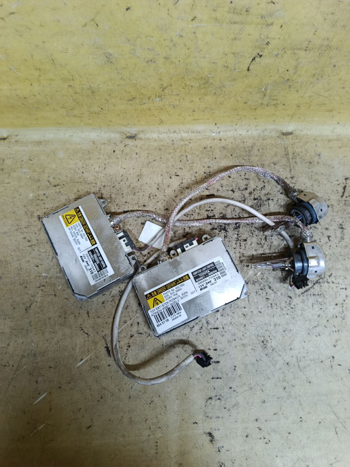 Блок розжига ксенона 85967-30050 на Toyota Estima ACR40W Фото 2